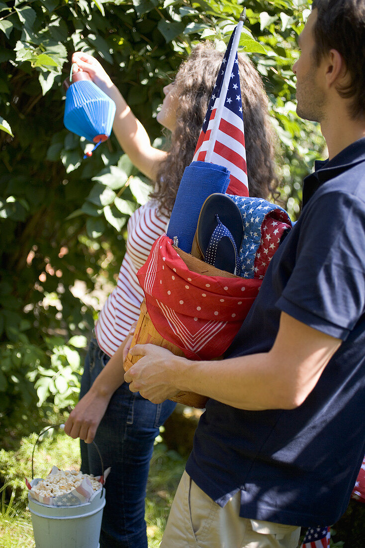 Paar mit Utensilien fürs Picknick am 4th of July (USA)