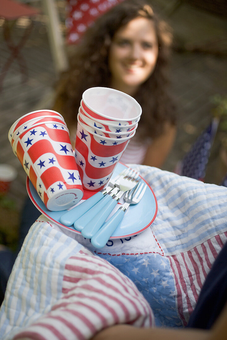Picknickgeschirr für den 4th of July, Frau im Hintergrund