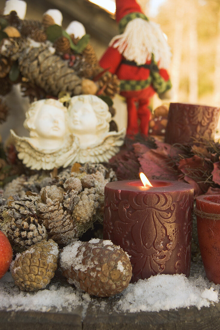 Weihnachtsdeko auf Holztisch (Ausschnitt)