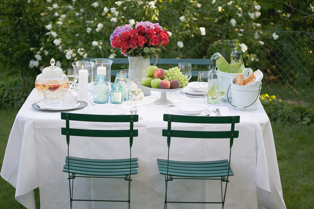 Gedeckter Tisch im Freien für ein Gartenfest