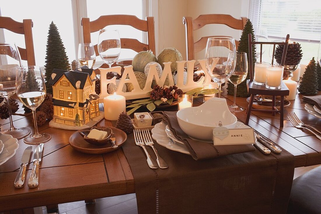 Table laid for Christmas (USA)