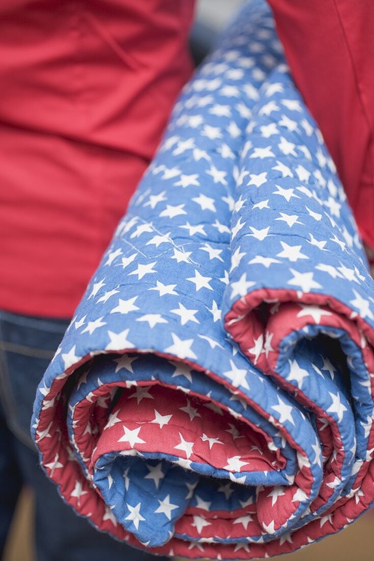 Frau hält Picknickdecke (4th of July, USA)