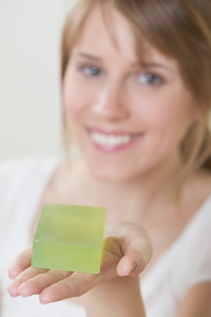 Frau hält grüne Seife