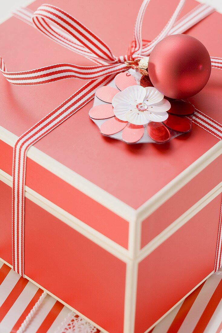 Rote Schachtel, weihnachtlich dekoriert