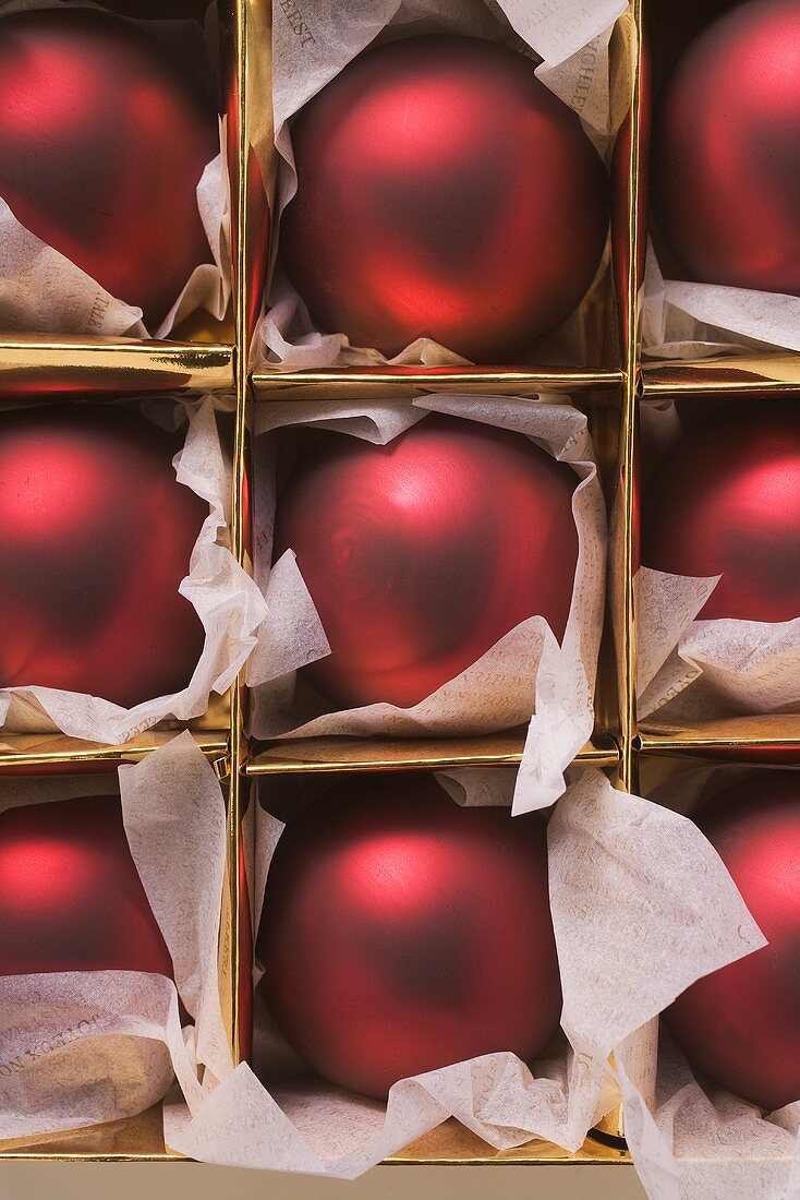 Red Christmas tree baubles in box (overhead view)