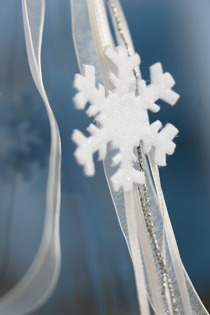 Weihnachtsdeko: Schneeflocke aus Filz und weiße Schleife