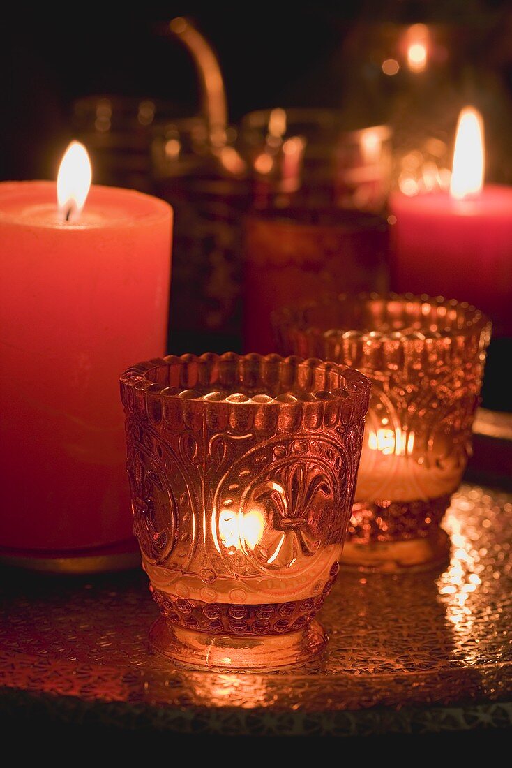 Stimmungsvolle orientalische Deko mit Windlichtern und Kerzen