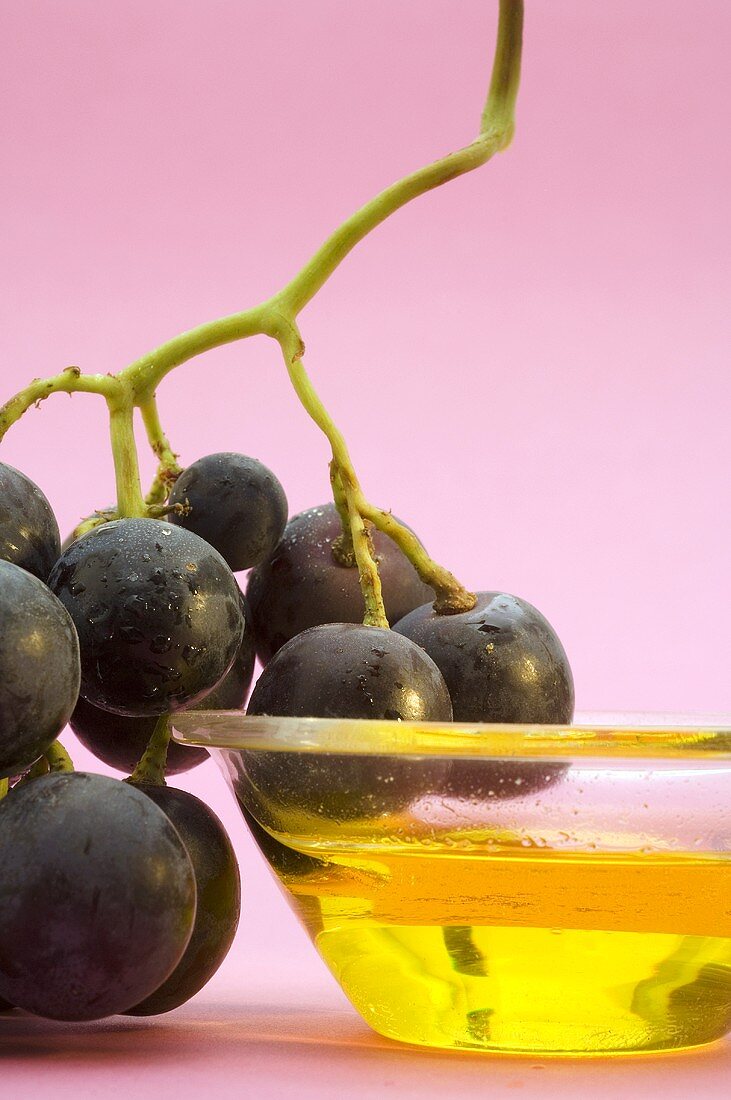 Rote Weintrauben und Traubenkernöl