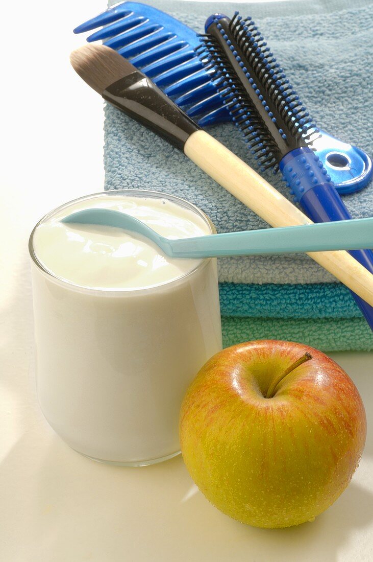 Joghurtmaske, Apfel, Pinsel, Haarbürste und Kamm