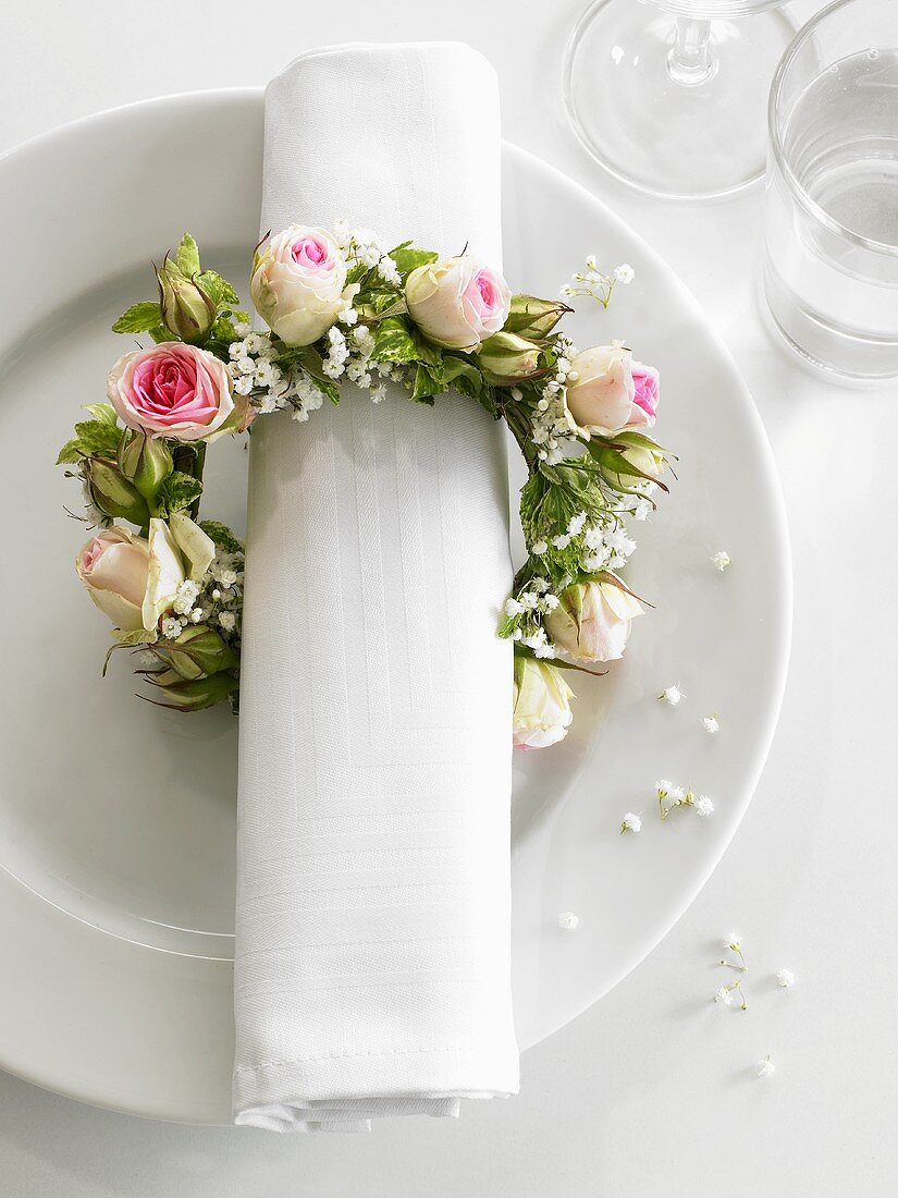 Napkin wreath of roses and baby's breath