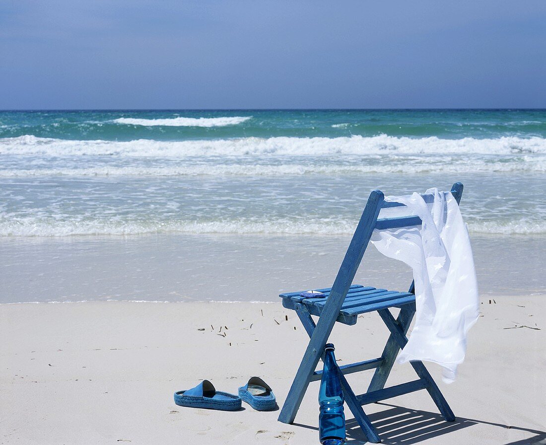 Blauer Stuhl am Meer