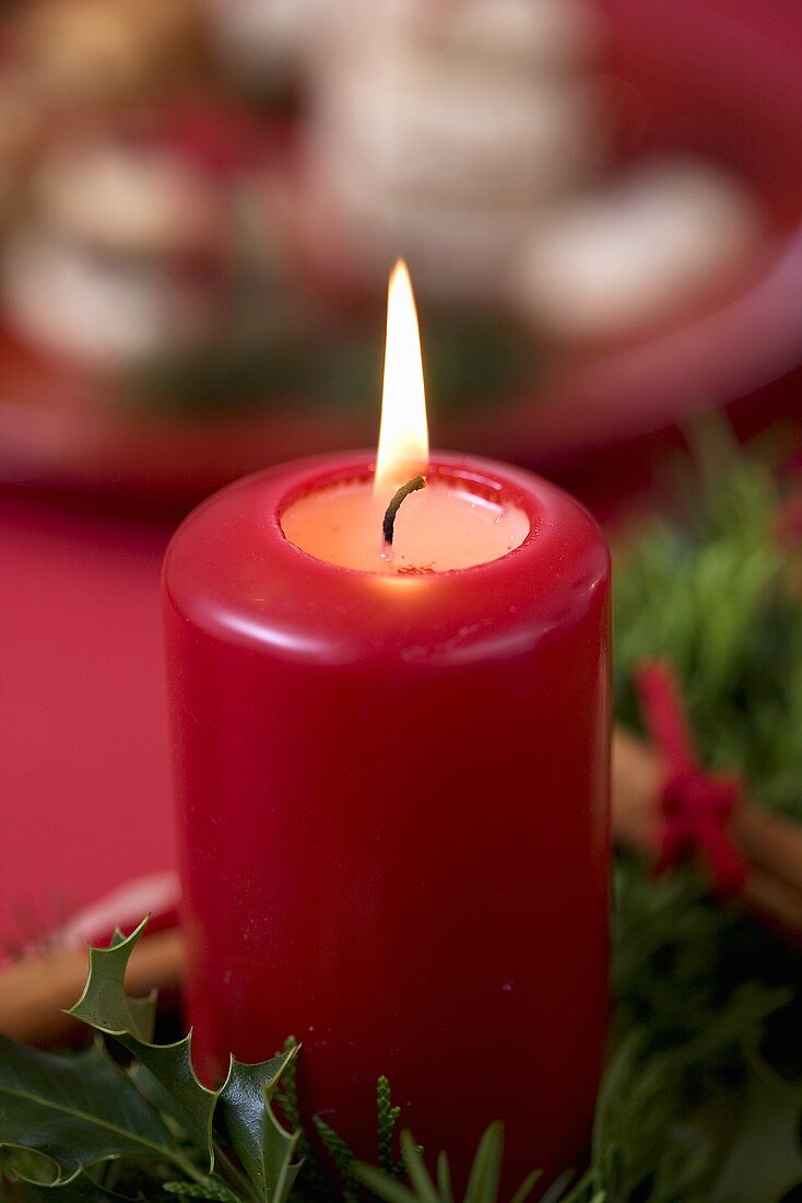 Eine brennende Kerze auf dem Adventskranz