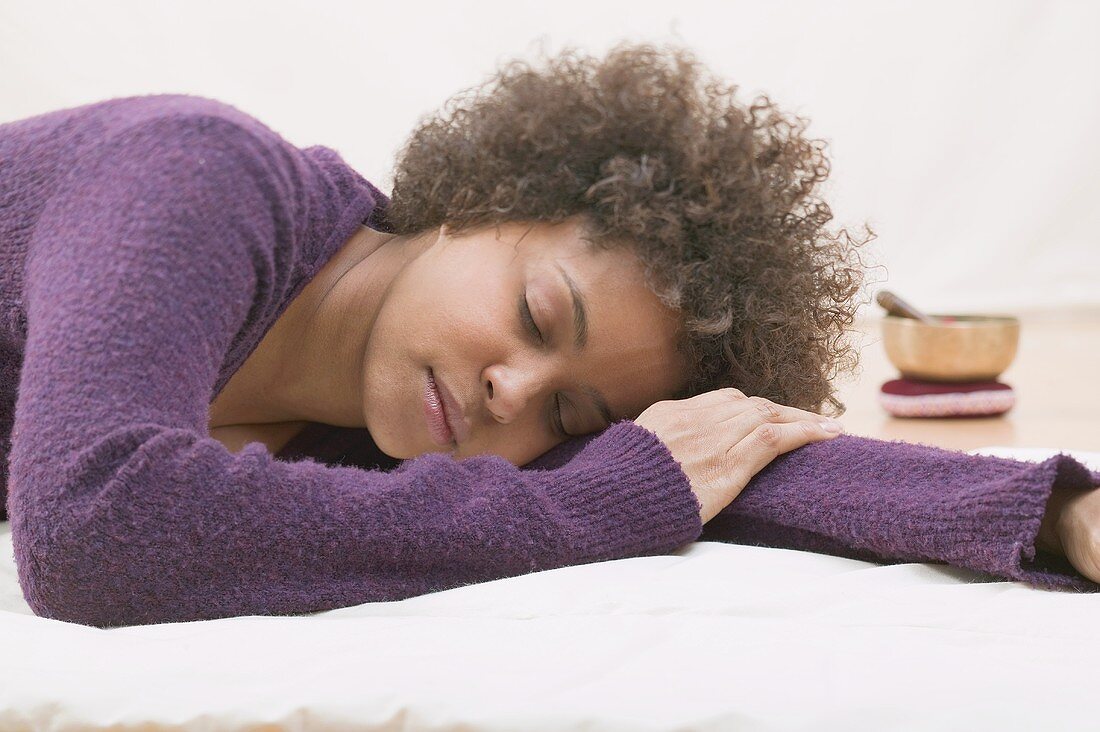 Junge Frau schlafend bei einer Entspannungsübung