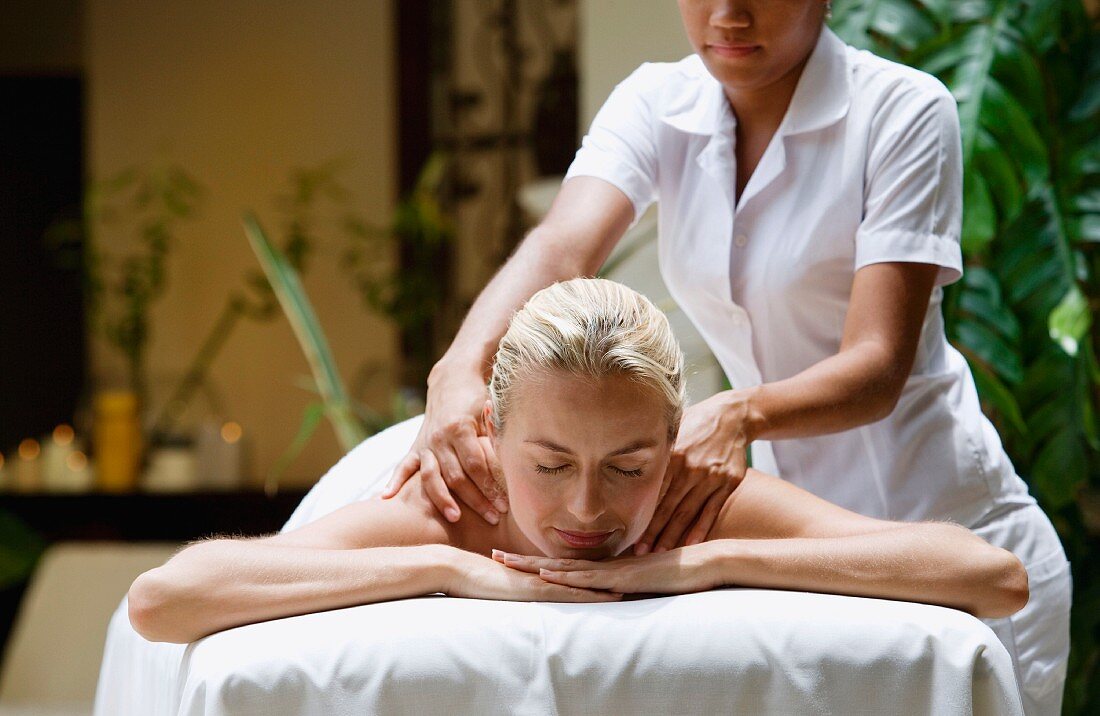 Blonde Frau bei der Massage