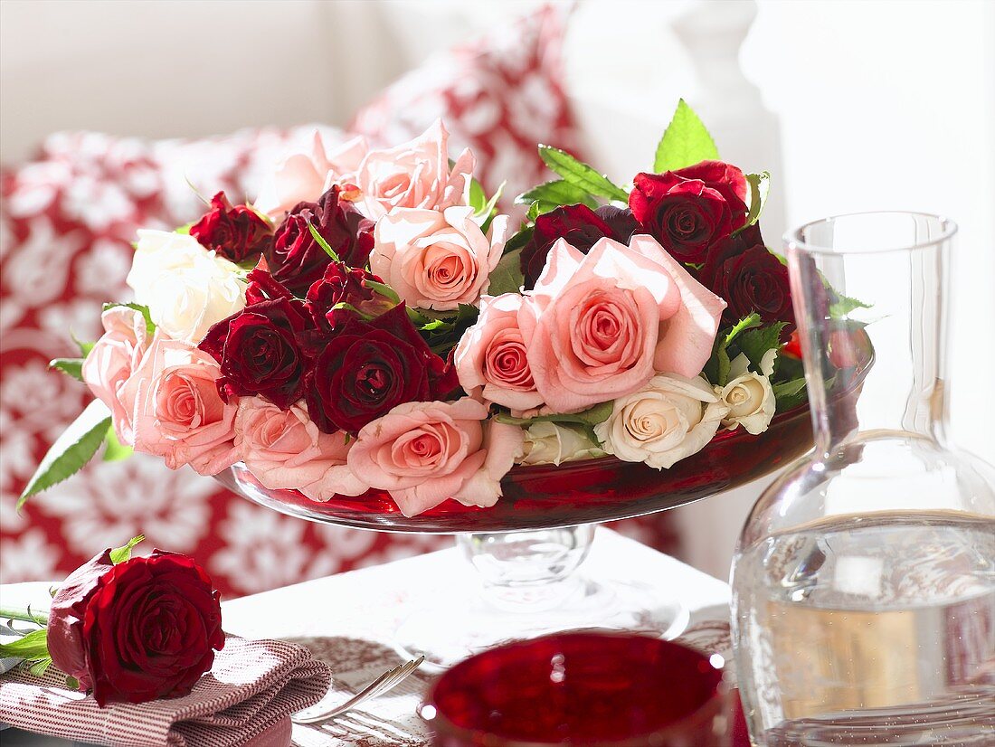 Rosengesteck als romantische Tischdeko