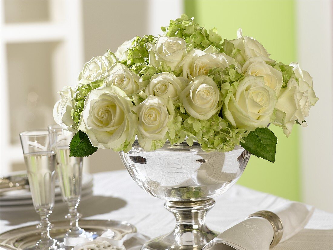 Rosen und Hortensien in einer Silberschale