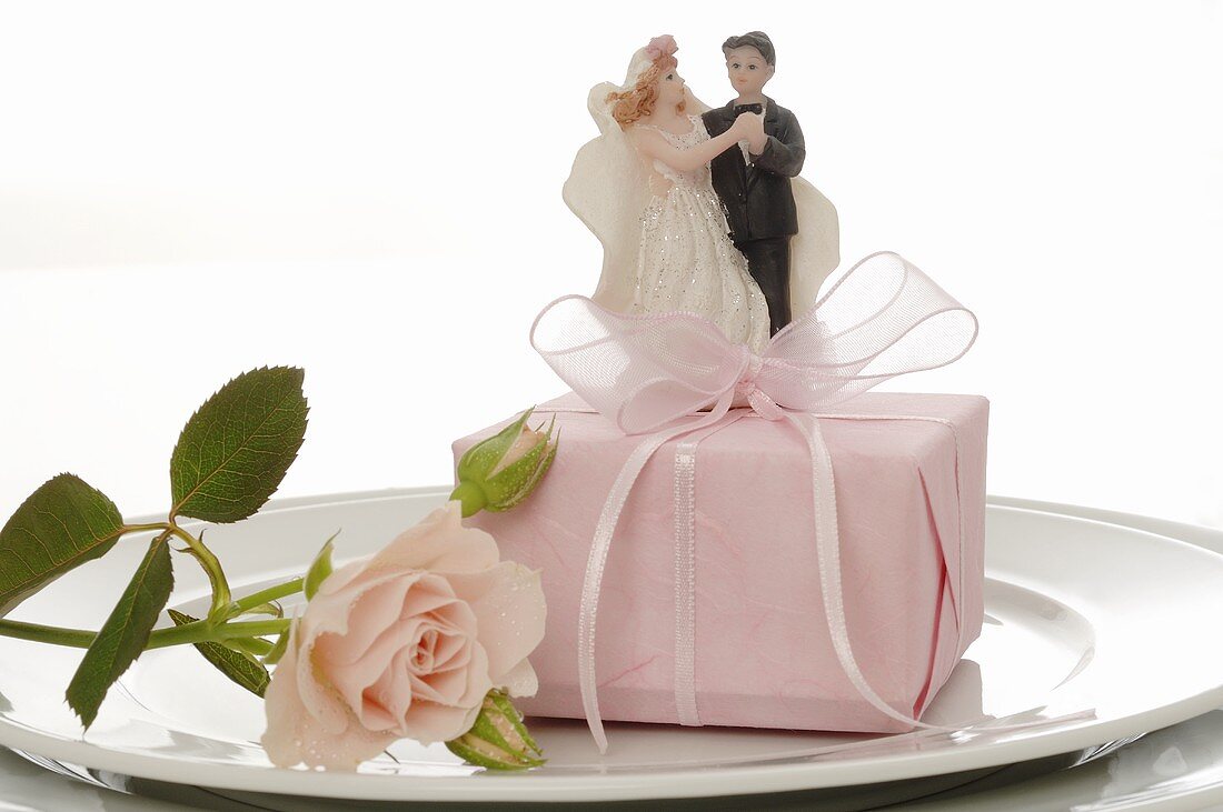 Wedding place-setting with gift and bride & groom figures