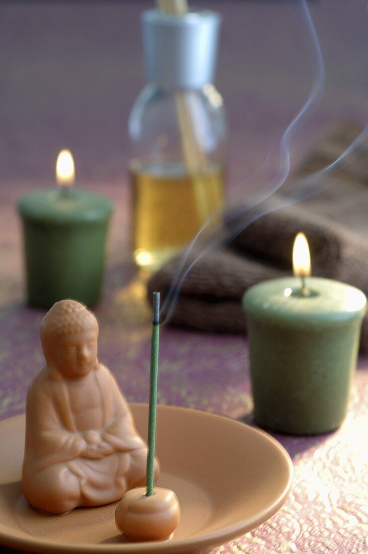 Buddhafigur, Räucherstäbchen, Kerzen und Duftöl