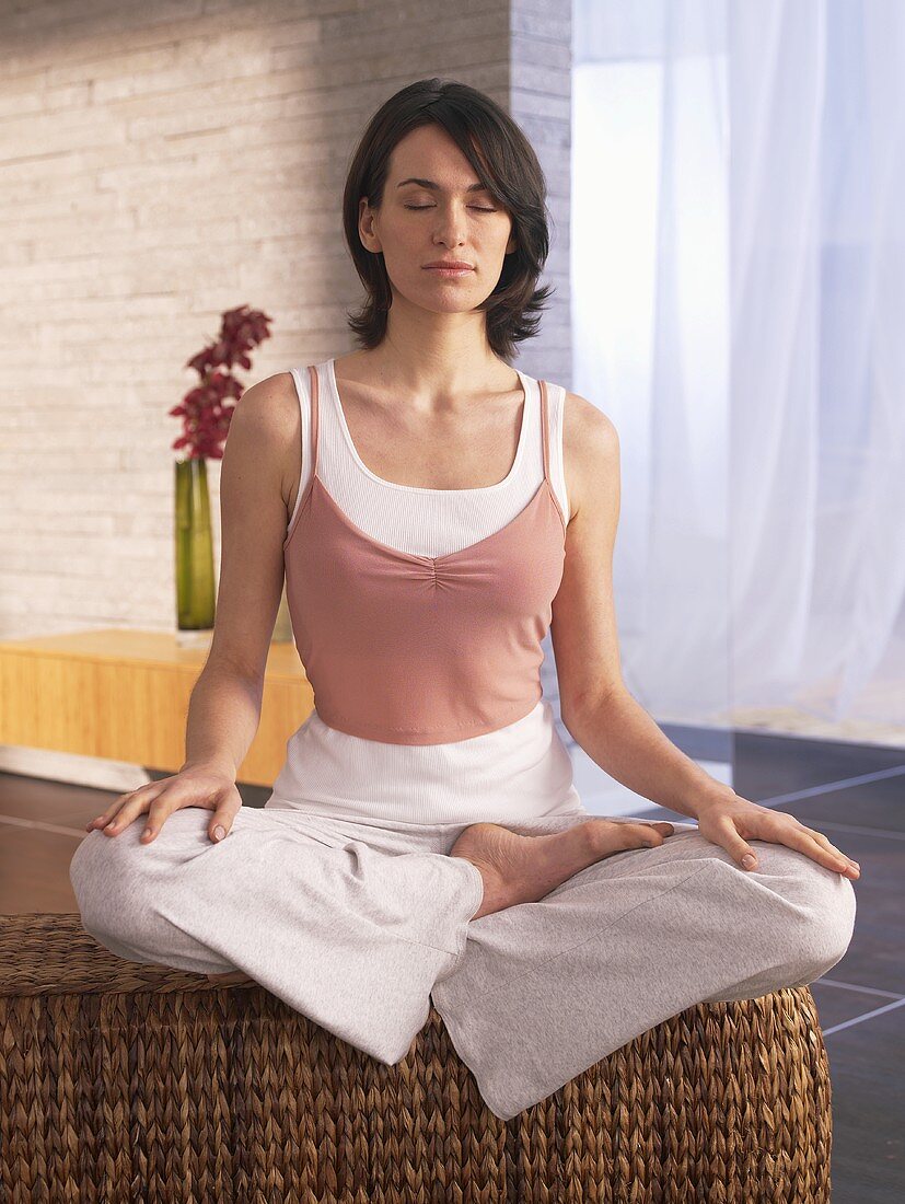 Frau im Schneidersitz bei Yogaübung