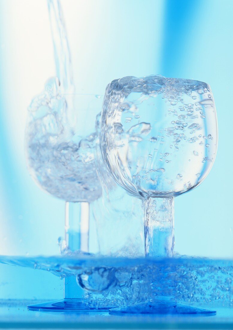 Wasser ins Glas gießen