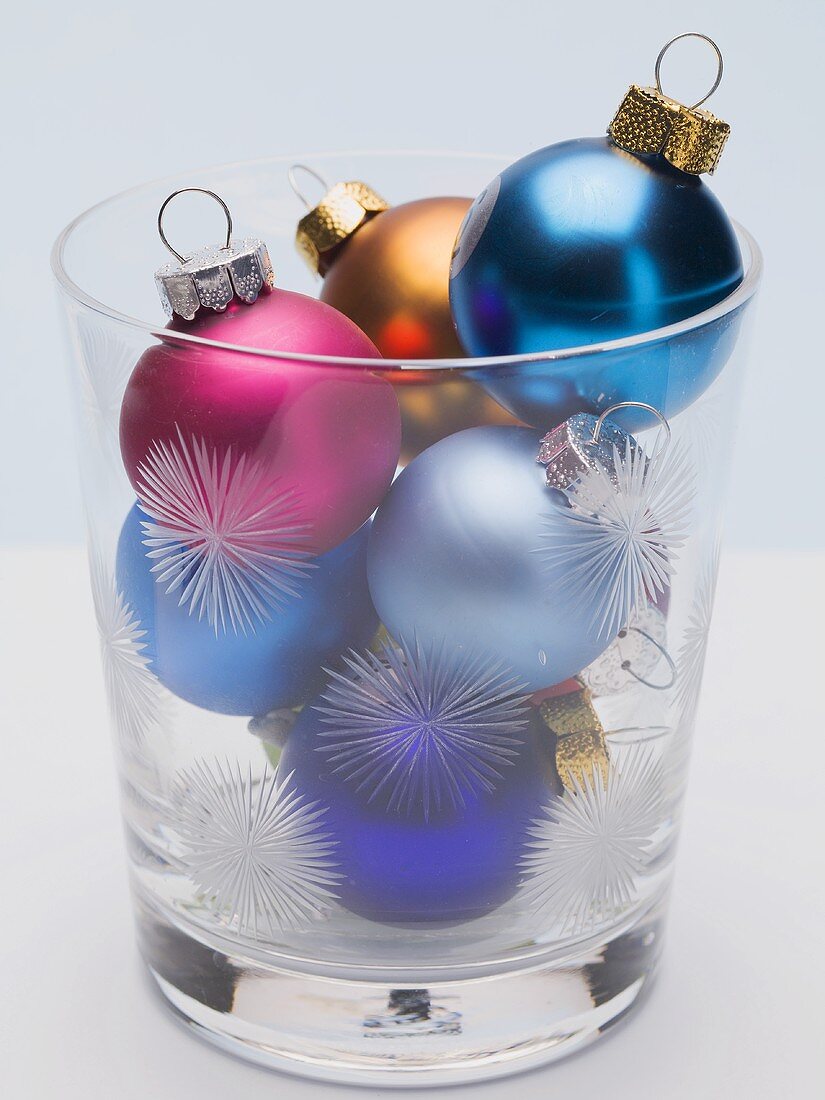Bunte Christbaumkugeln in weihnachtlichem Glas