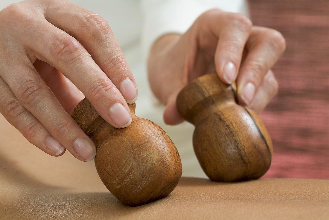 Massage mit Holzstempeln