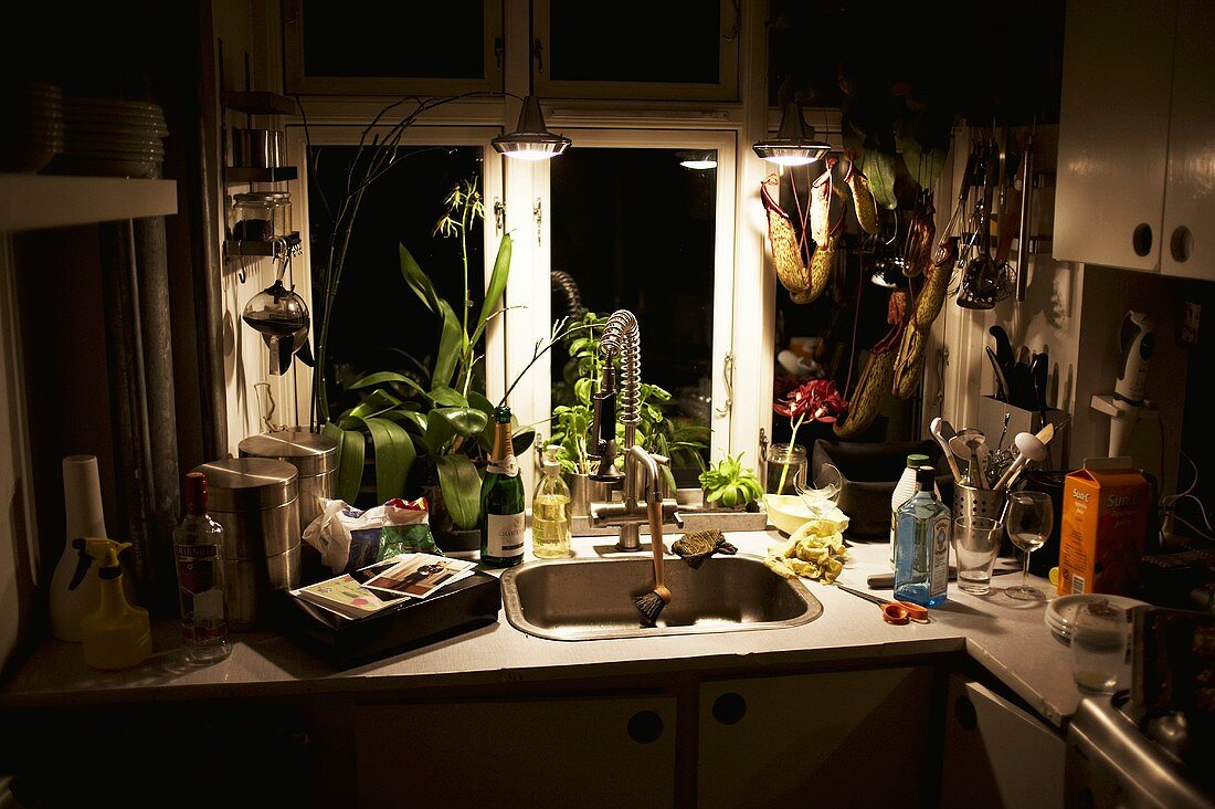 Blick auf die Spüle einer einfachen Küche bei Nacht