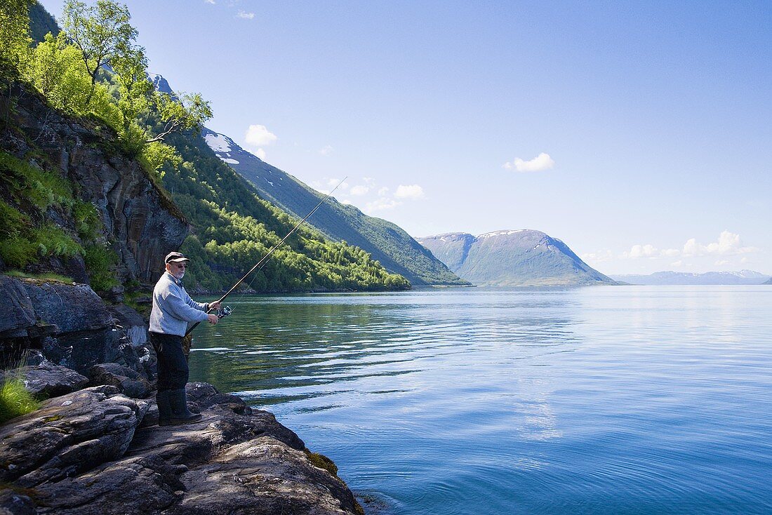 Mann angelt im Gratangen-Fjord, Norwegen