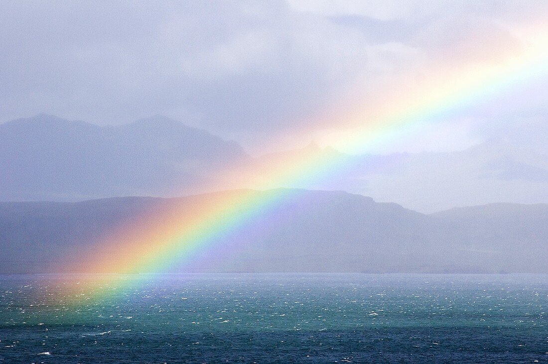 Regenbogen über dem Meer