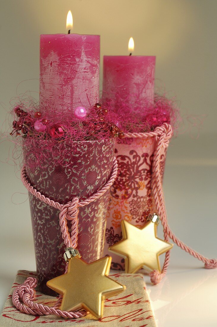 Weihnachtsdeko: zwei pinkfarbene Kerzen in Gläsern
