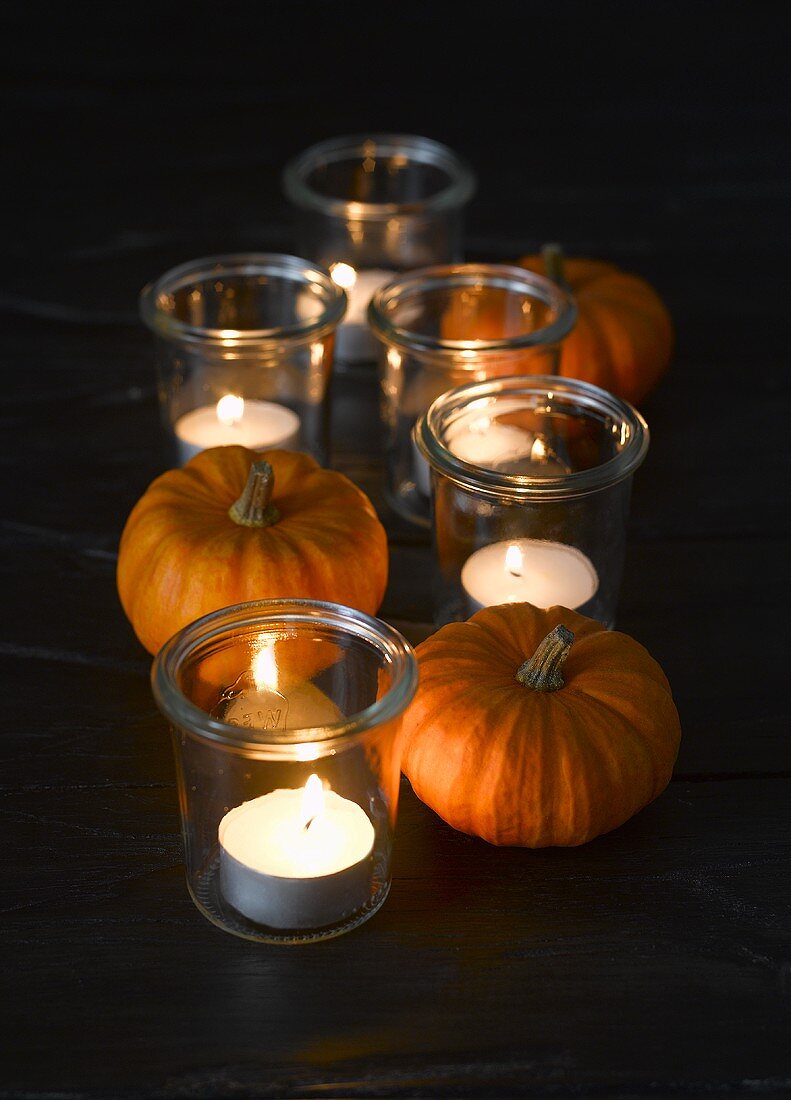 Autumnal table decoration: pumpkins and windlights