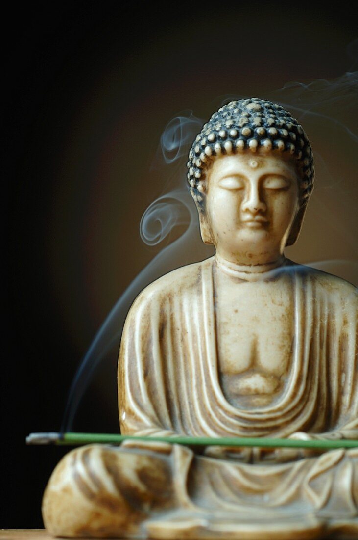 Buddhafigur mit Räucherstäbchen