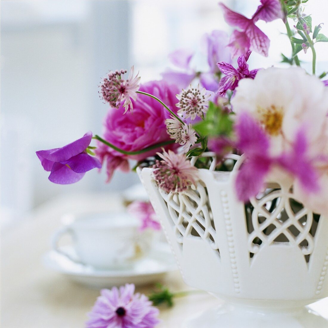 Rosafarbene Blumen in weisser Vase