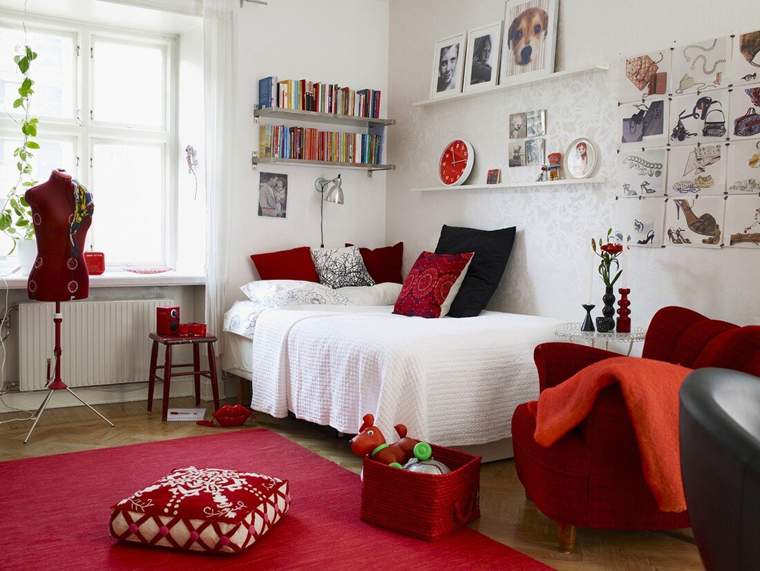 Freundliches, helles Mädchenschlafzimmer in den Farben Weiß und Rot
