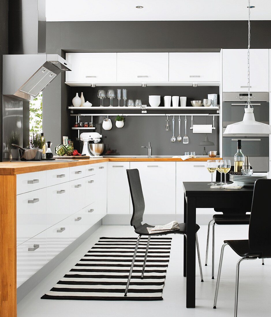 Wohnküche in Weiß, kombiniert mit Schwarz