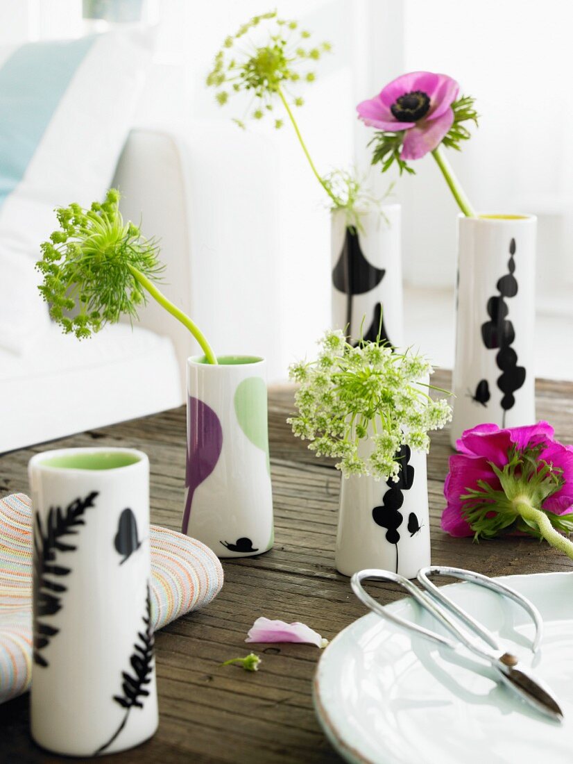 Blumen in Porzellanvasen als Tischdeko