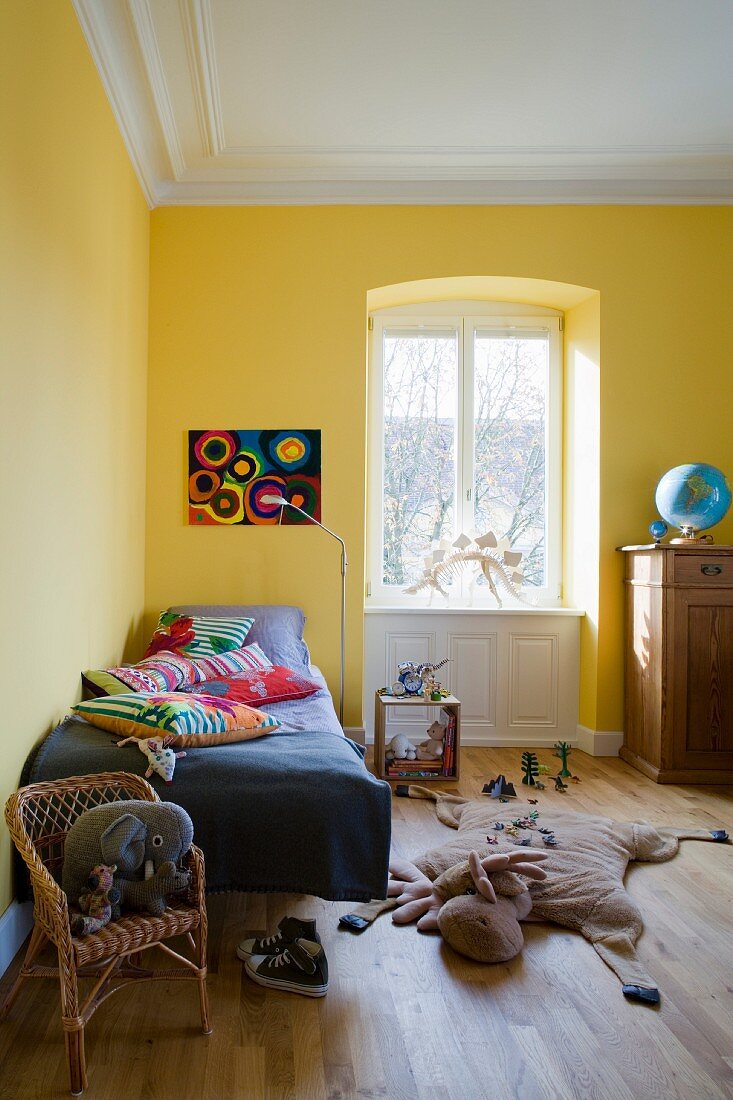 Gelb gestrichenes Kinderzimmer in Altbauwohnung