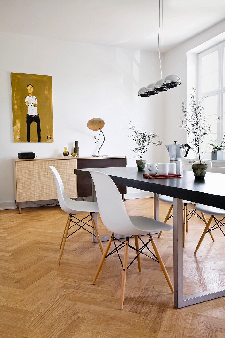 Modernes Esszimmer mit Tisch und Stühlen