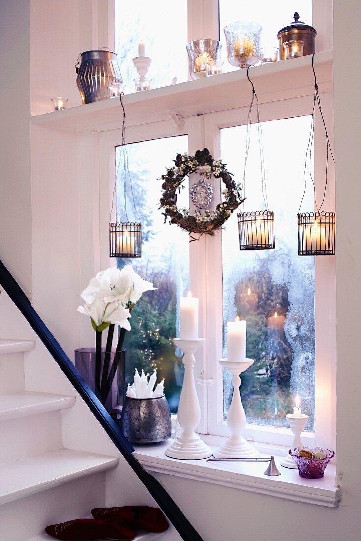 Weihnachtlich geschmückte Fensterbank neben der Treppe