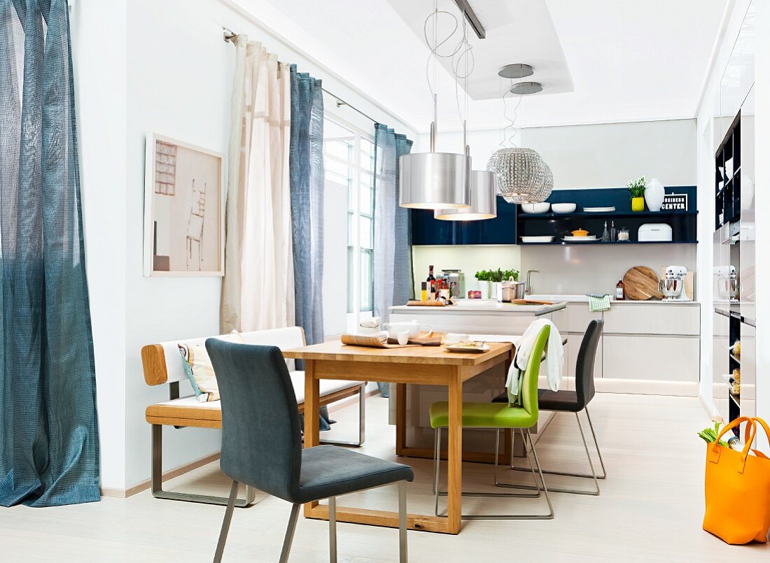 Küche mit Esstisch, Stühlen und Sitzbank