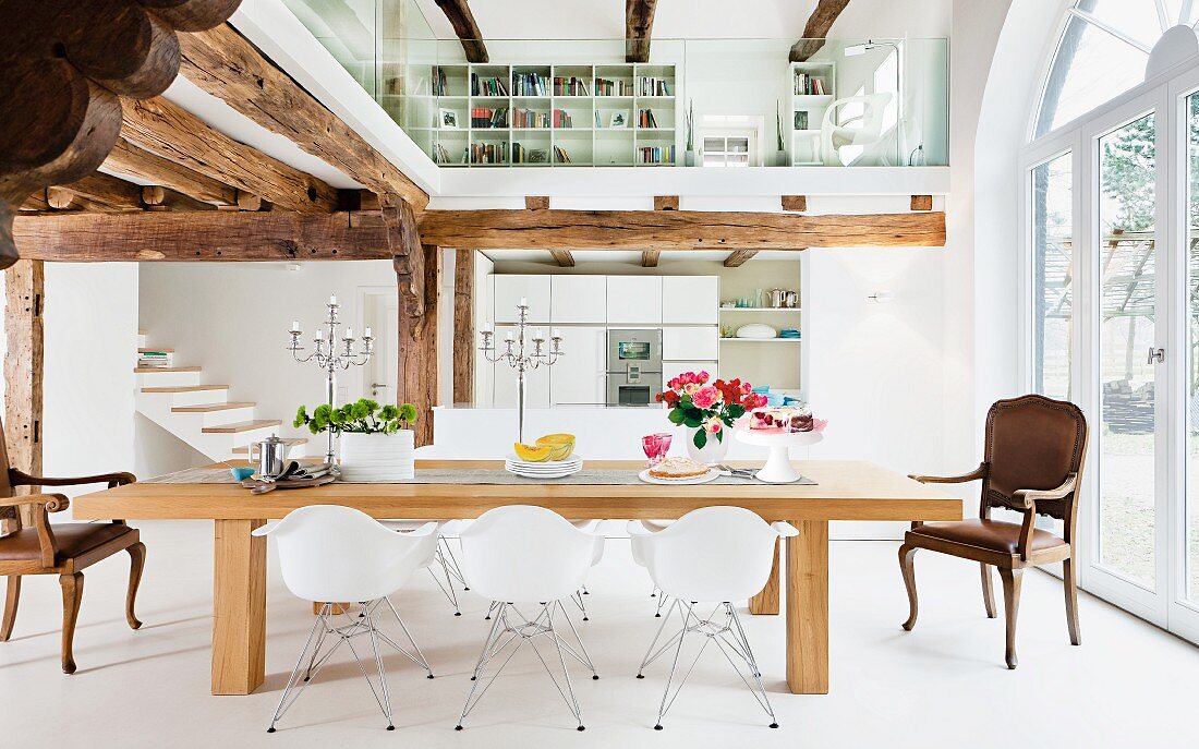 Offener Wohnraum mit Holzbalkendecke, Galerie, Küche & Essbereich