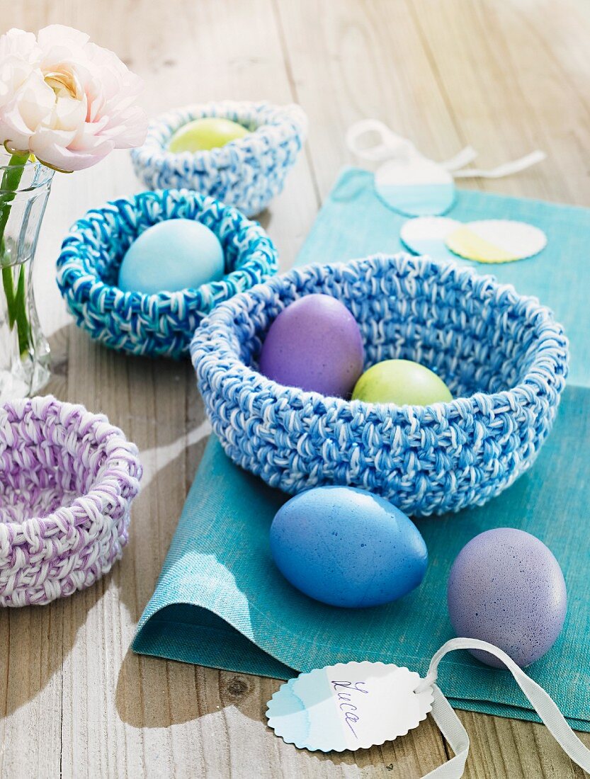 Gehäkelte Osterkörbchen mit Eiern