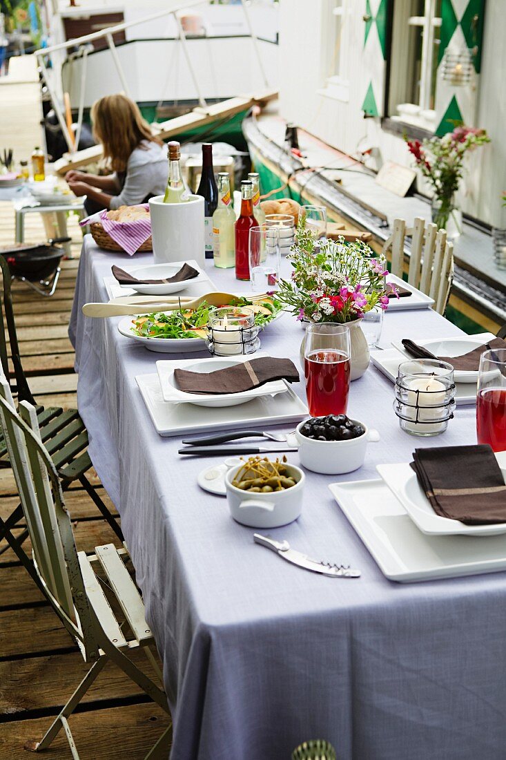 Sommerlich gedeckter Tisch auf Bootssteg