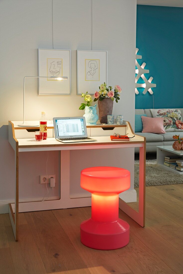 Schreibtisch mit beleuchtetem Hocker