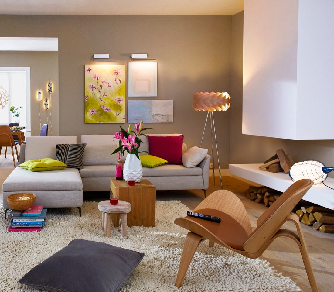 Wohnzimmer mit Sofa, Holzstuhl & Kamin