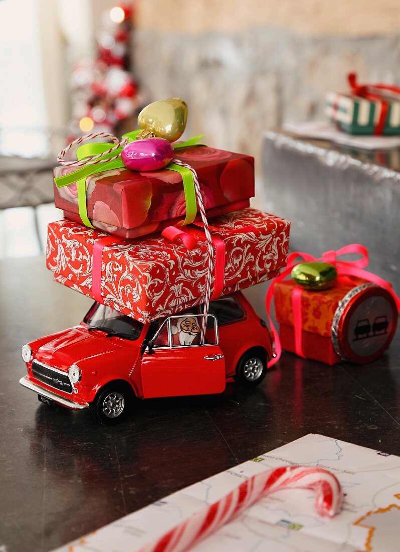 Modellauto mit Weihnachtsgeschenken