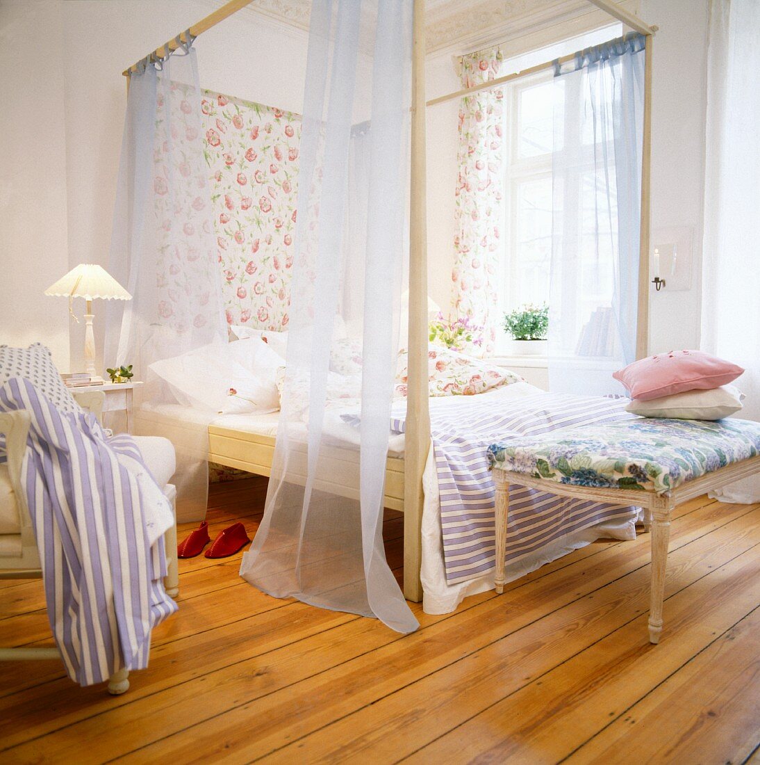 Schlafzimmer mit Dielenboden & Himmelbett mit Chiffonvorhängen