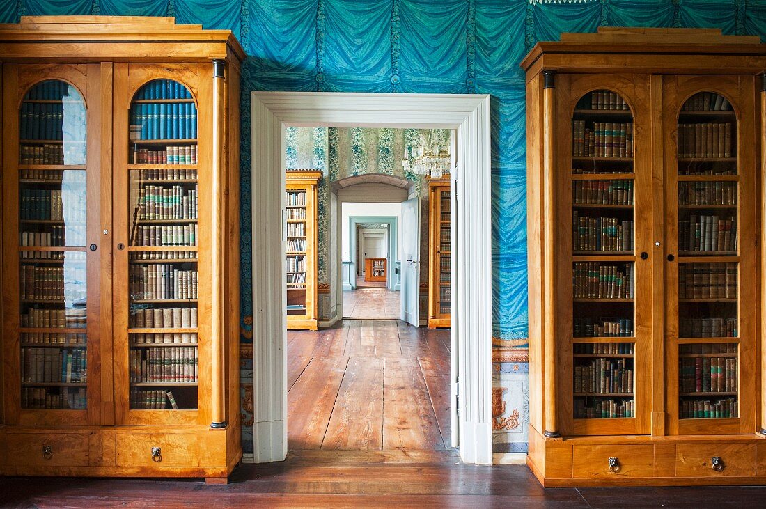 The library at Schloss Corvey – Biedermeier book cabinets against painted walls