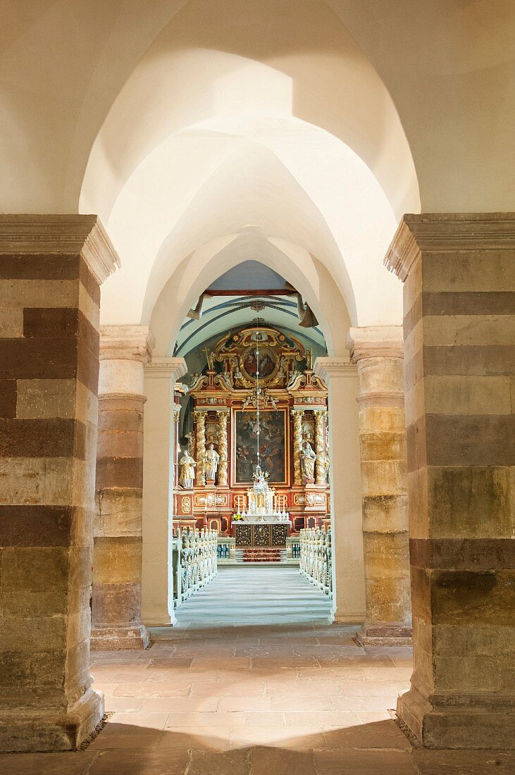 Das Westwerk von Corvey - Vorhalle mit Säulen und Kreuzgratgewölben, im Hintergrund Altar