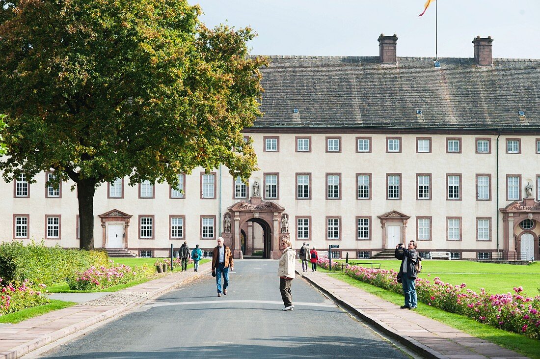 Schloss Corvey - Besucher im Schlossgarten